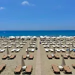 Apartmán Sa Apartments! Beachfront With Sea View & Pool *