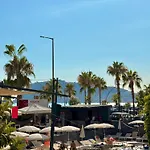 Apartmán Sa Apartments! Beachfront With Sea View & Pool