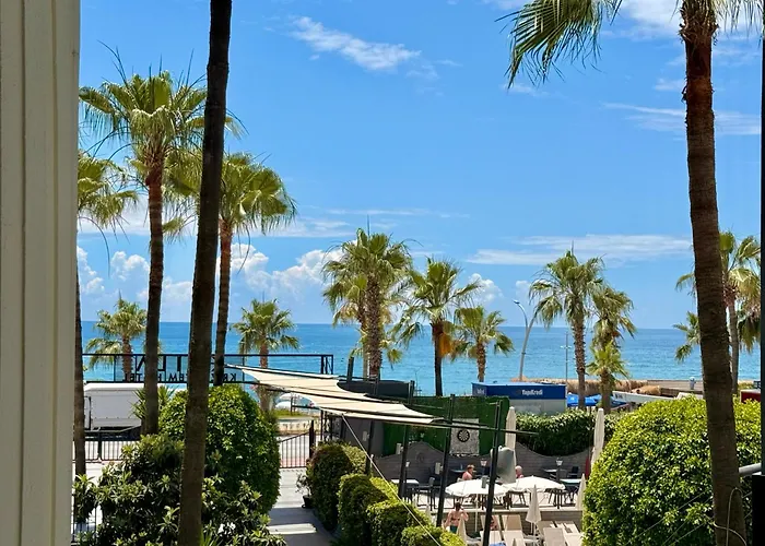 Sa Apartments! Beachfront With Sea View & Pool Apartman
