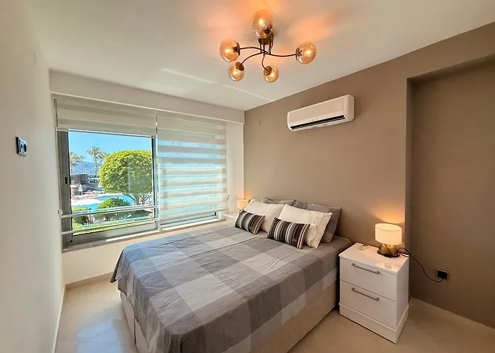 Sa Apartments! Beachfront With Sea View & Pool Apartman
