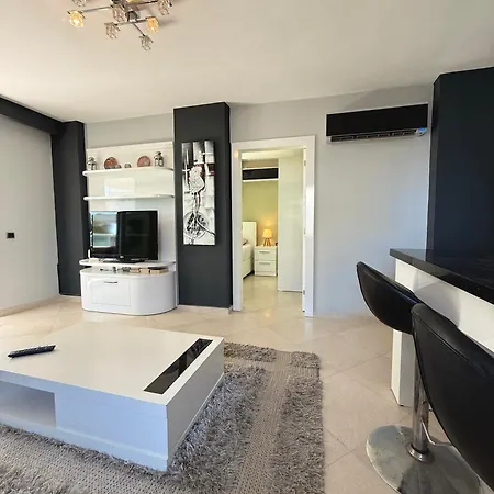 شقة Sa Apartments! Beachfront With Sea View & Pool *