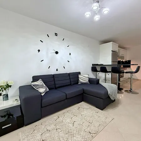 Sa Apartments! Beachfront With Sea View & Pool شقة *